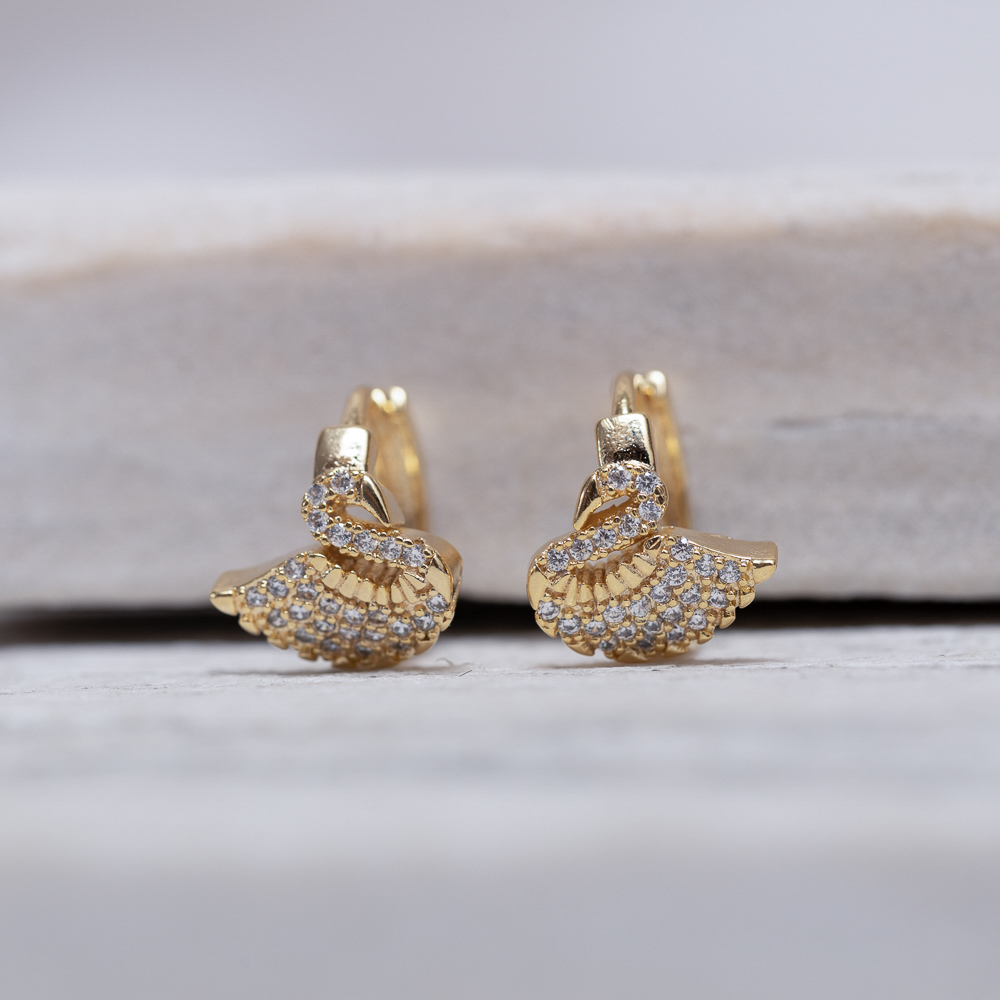 BRINCO ARGOLINHA CISNE CRAVEJADO BANHO OURO 18K