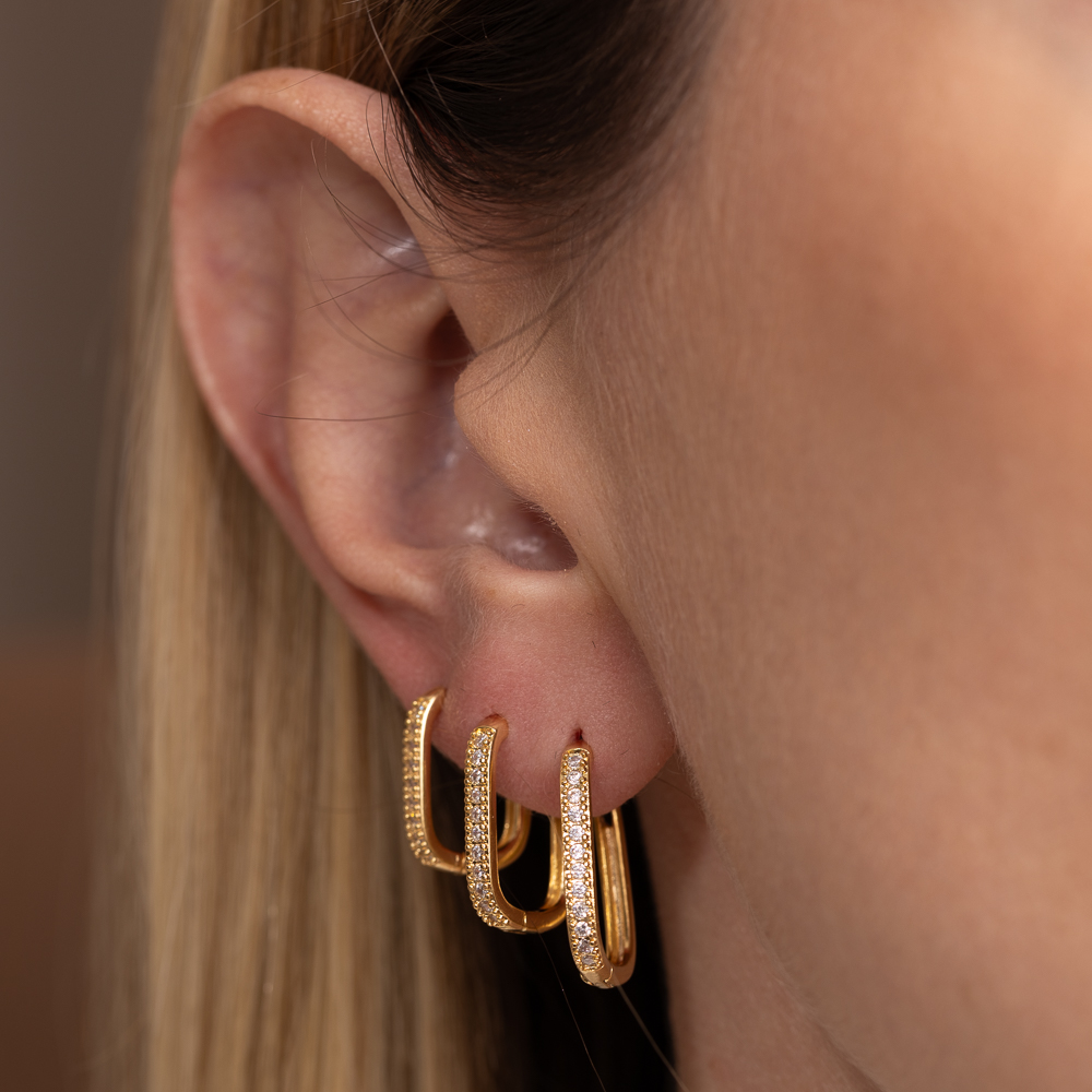 BRINCO ARGOLA OVAL CRAVEJADA G BANHO OURO 18K