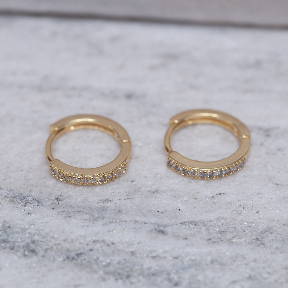 BRINCO ARGOLA FINA COM ZIRCÔNIAS CRISTAIS BANHO OURO 18K