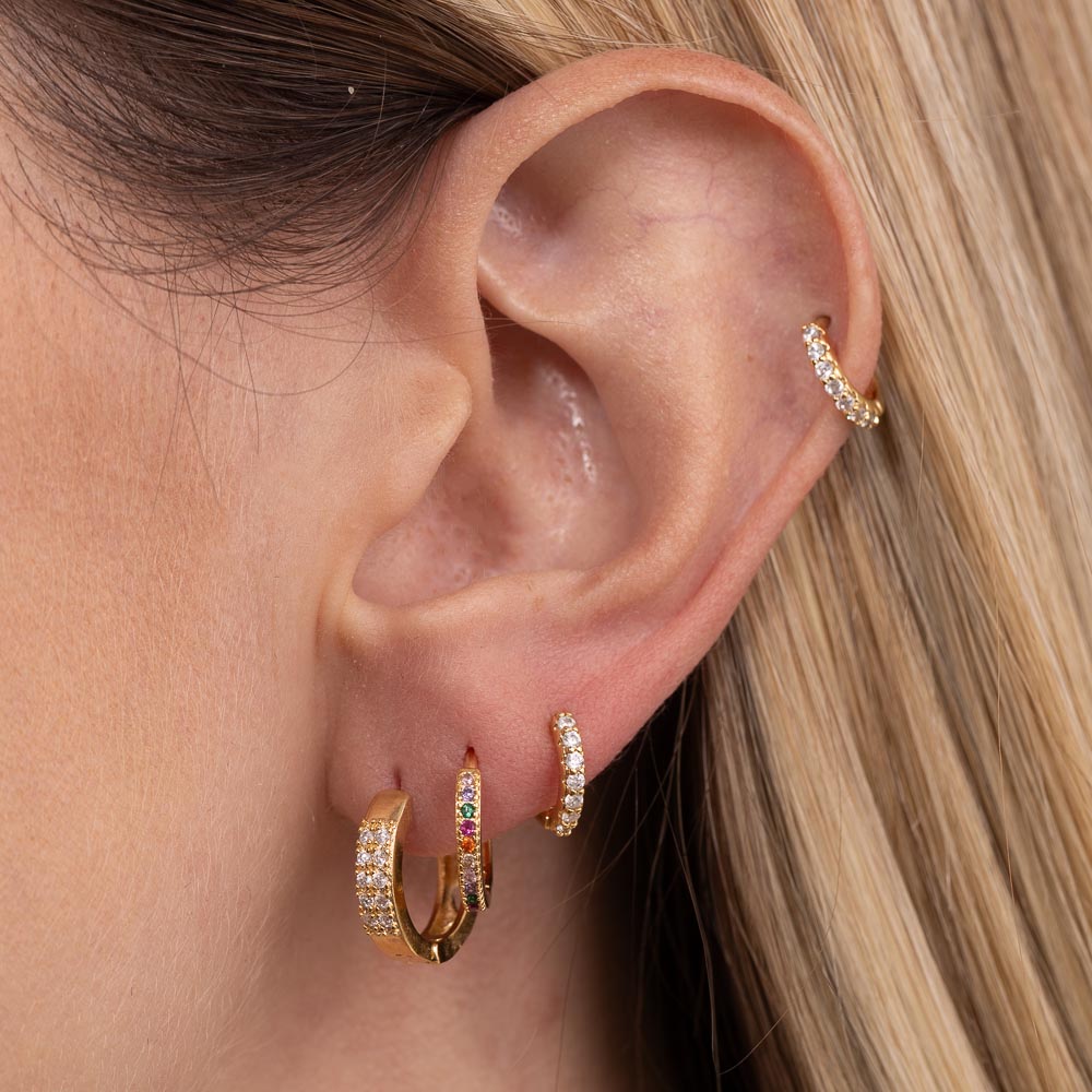 BRINCO ARGOLA FINA COM ZIRCÔNIAS COLORIDAS BANHO OURO 18K