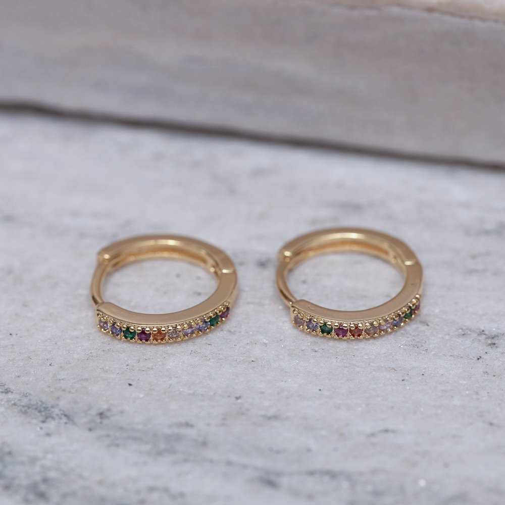 BRINCO ARGOLA FINA COM ZIRCÔNIAS COLORIDAS BANHO OURO 18K