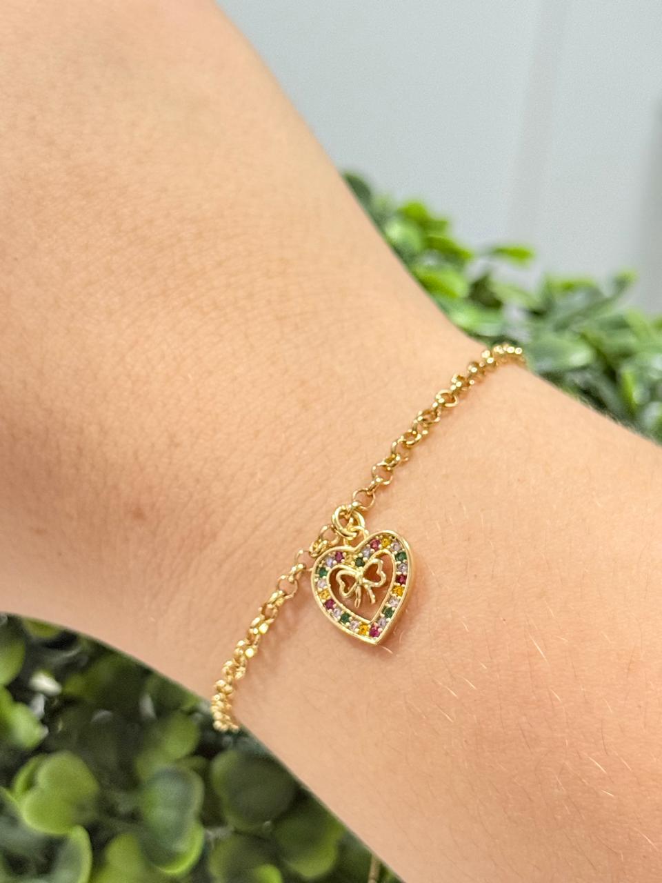 Pulseira dourado  elo  português com pingente coração colorido