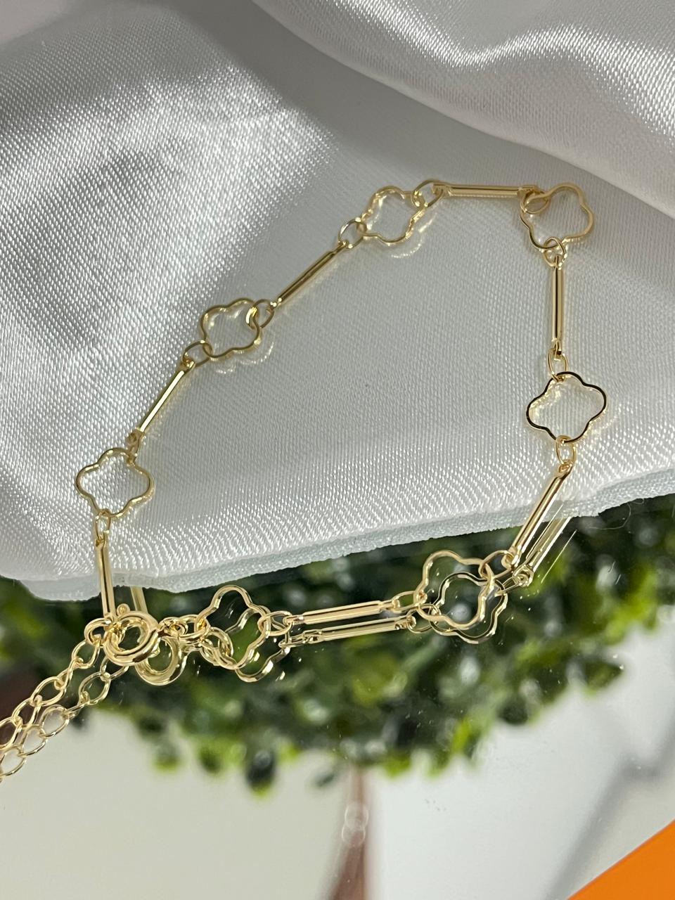 Pulseira dourada  palito e trevo vazado