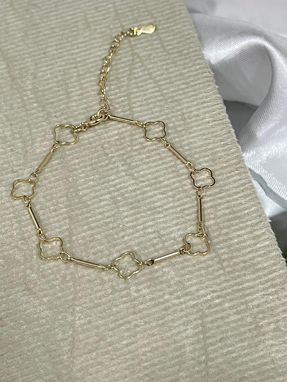 Pulseira dourada  palito e trevo vazado