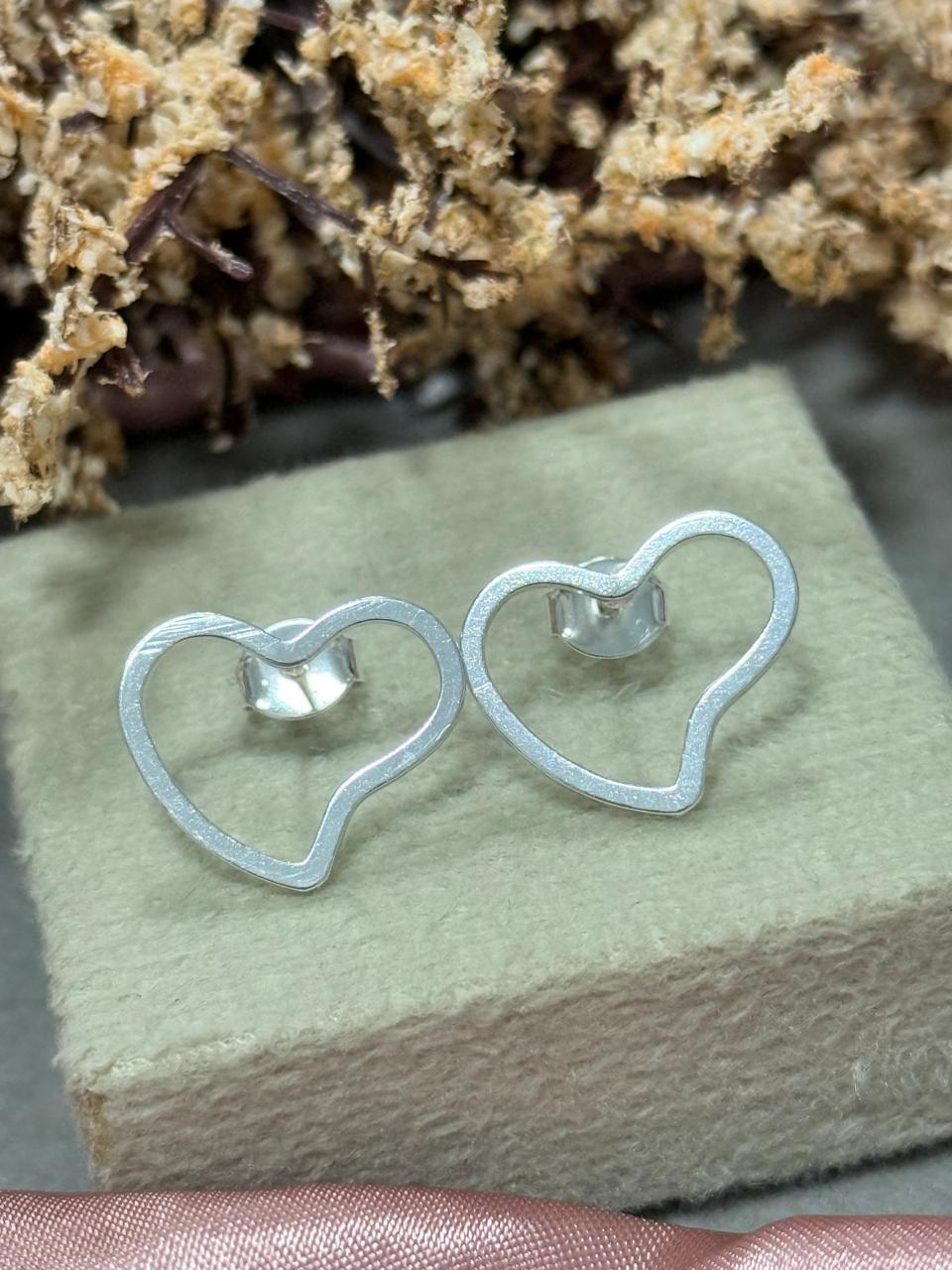 Brinco coração vazado prata