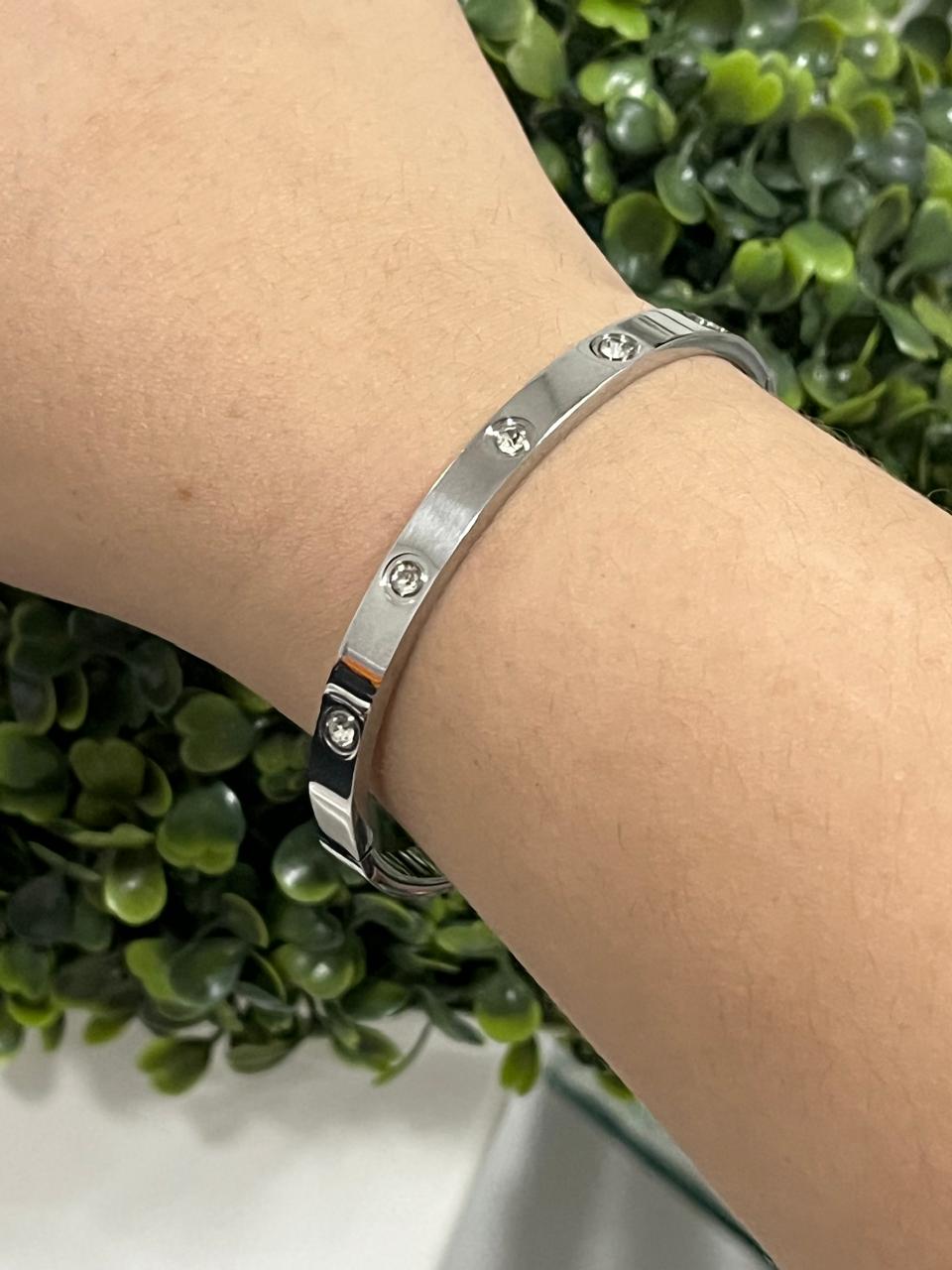 Bracelete de aço com pedras cravejadas