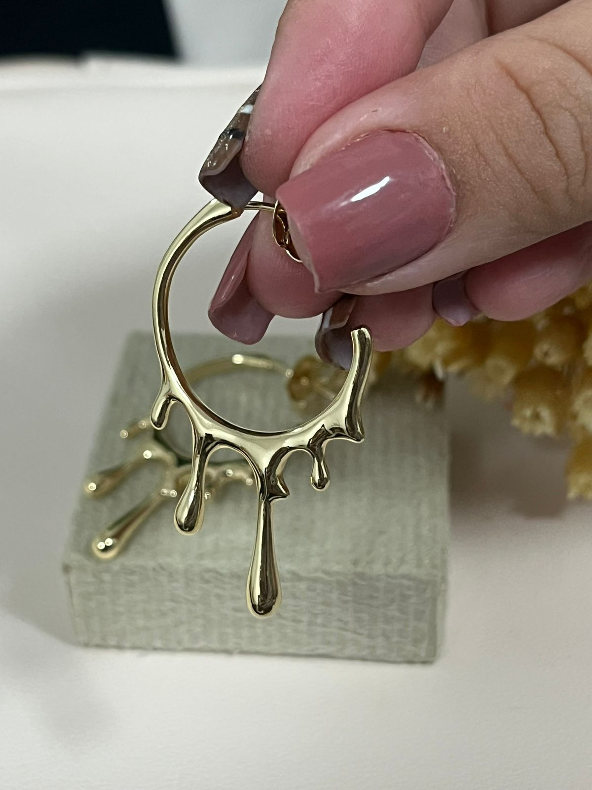 Brincos de argola gelo derretido