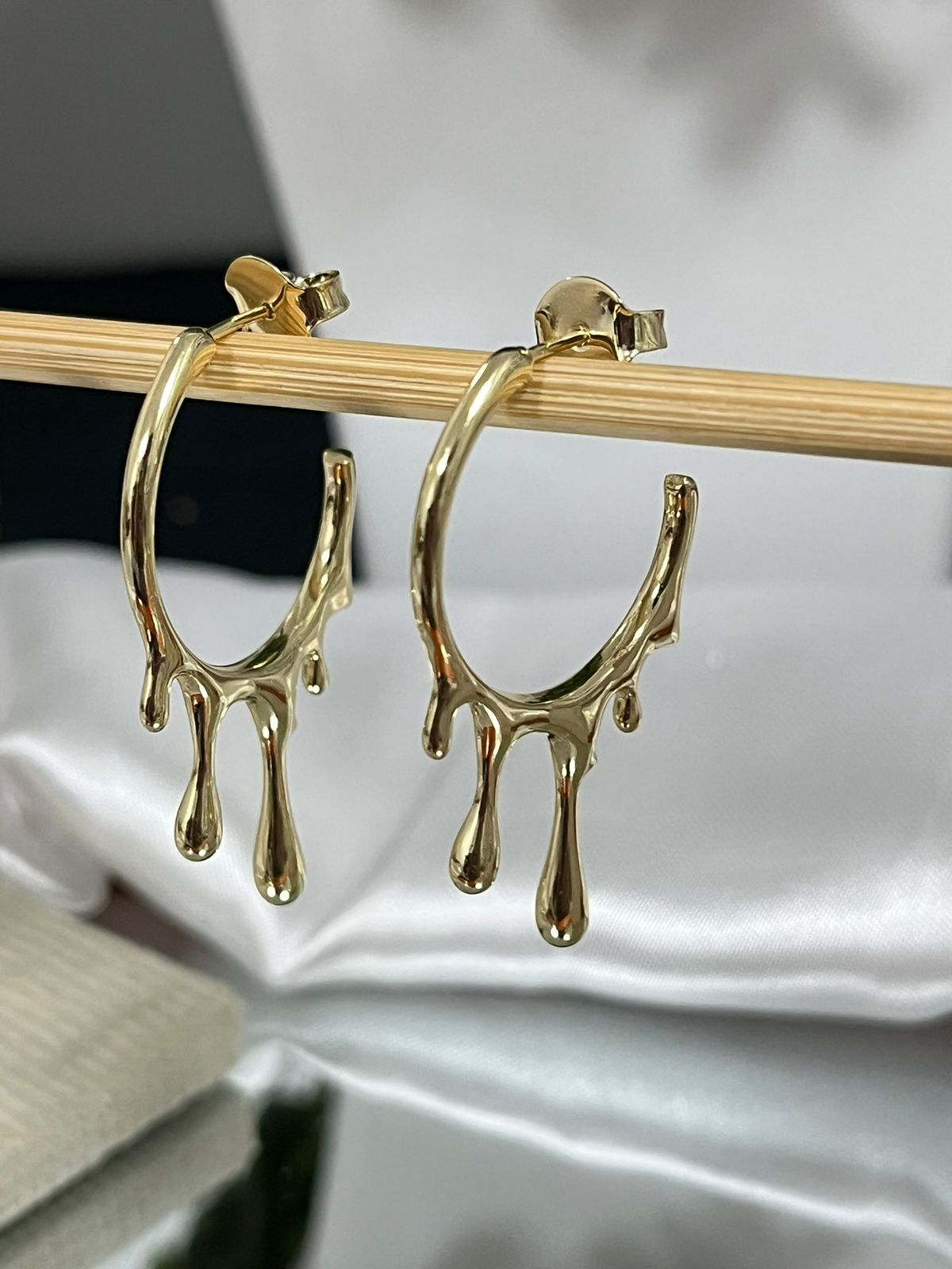 Brincos de argola gelo derretido