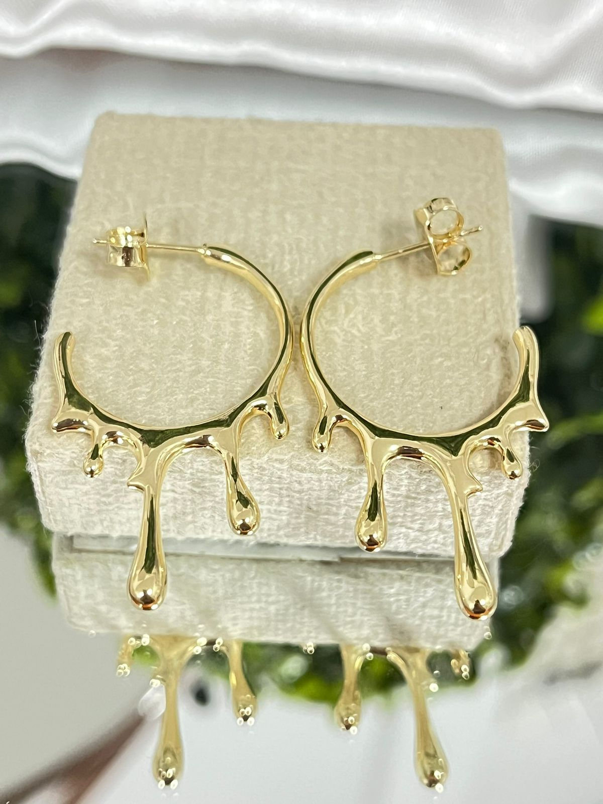 Brincos de argola gelo derretido