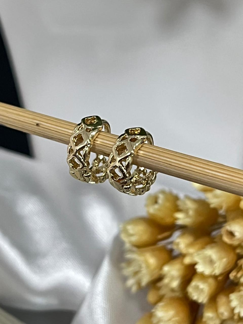 Brincos argolinha vazada