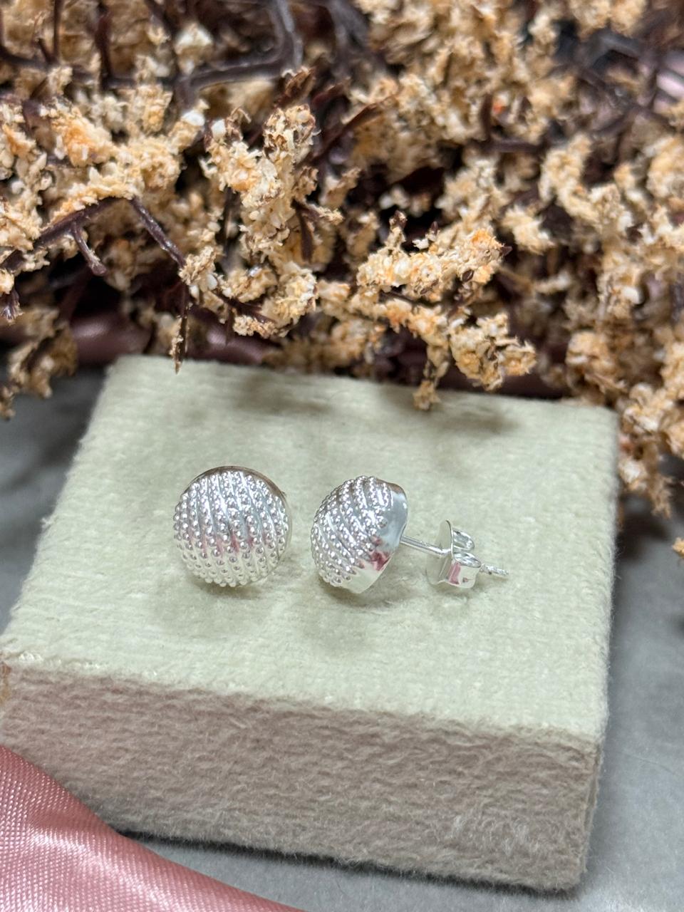 Brincos meio esfera fosco