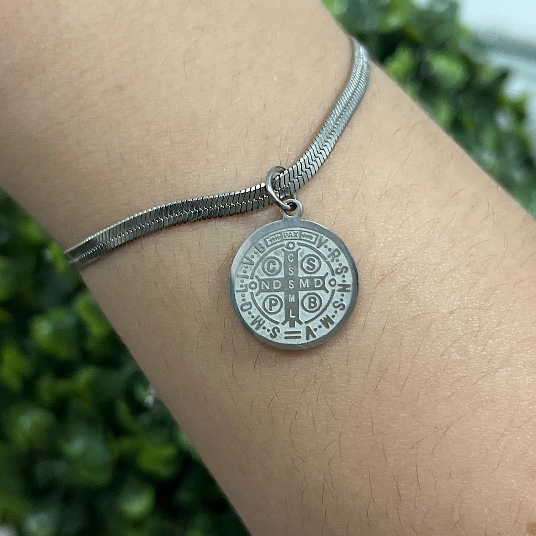 Pulseira fita com pingente de São Bento
