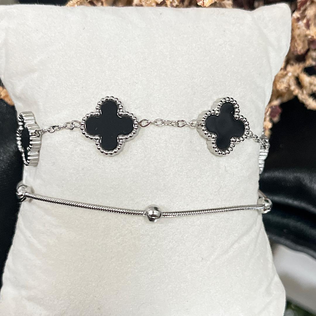 Pulseira dupla com trevo preto