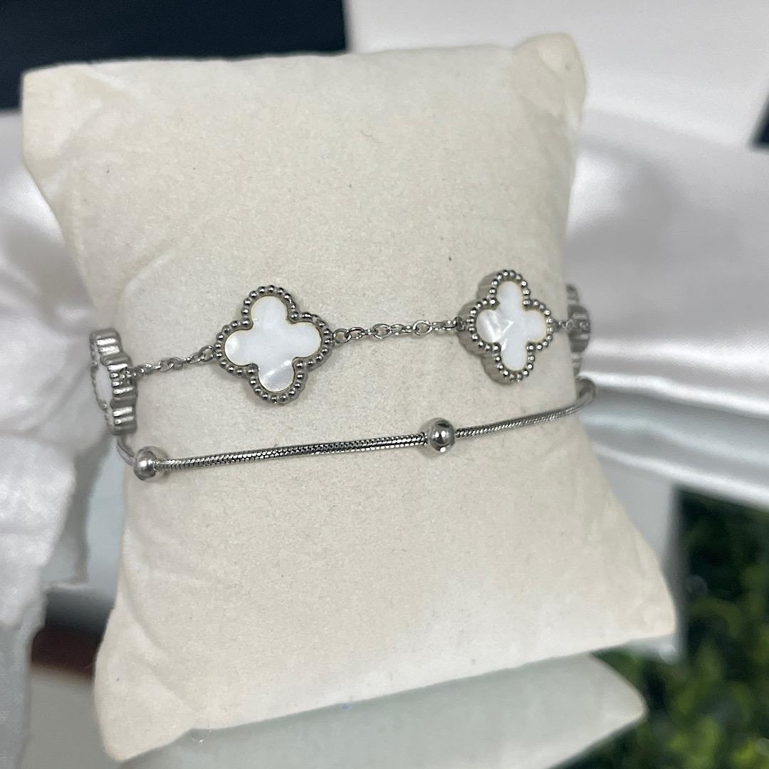 Pulseira dupla com trevo branco