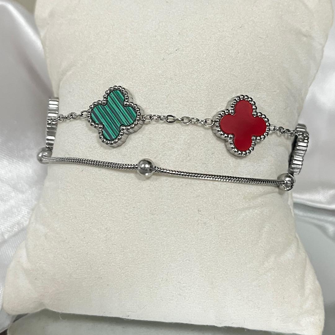 Pulseira dupla com trevos coloridos