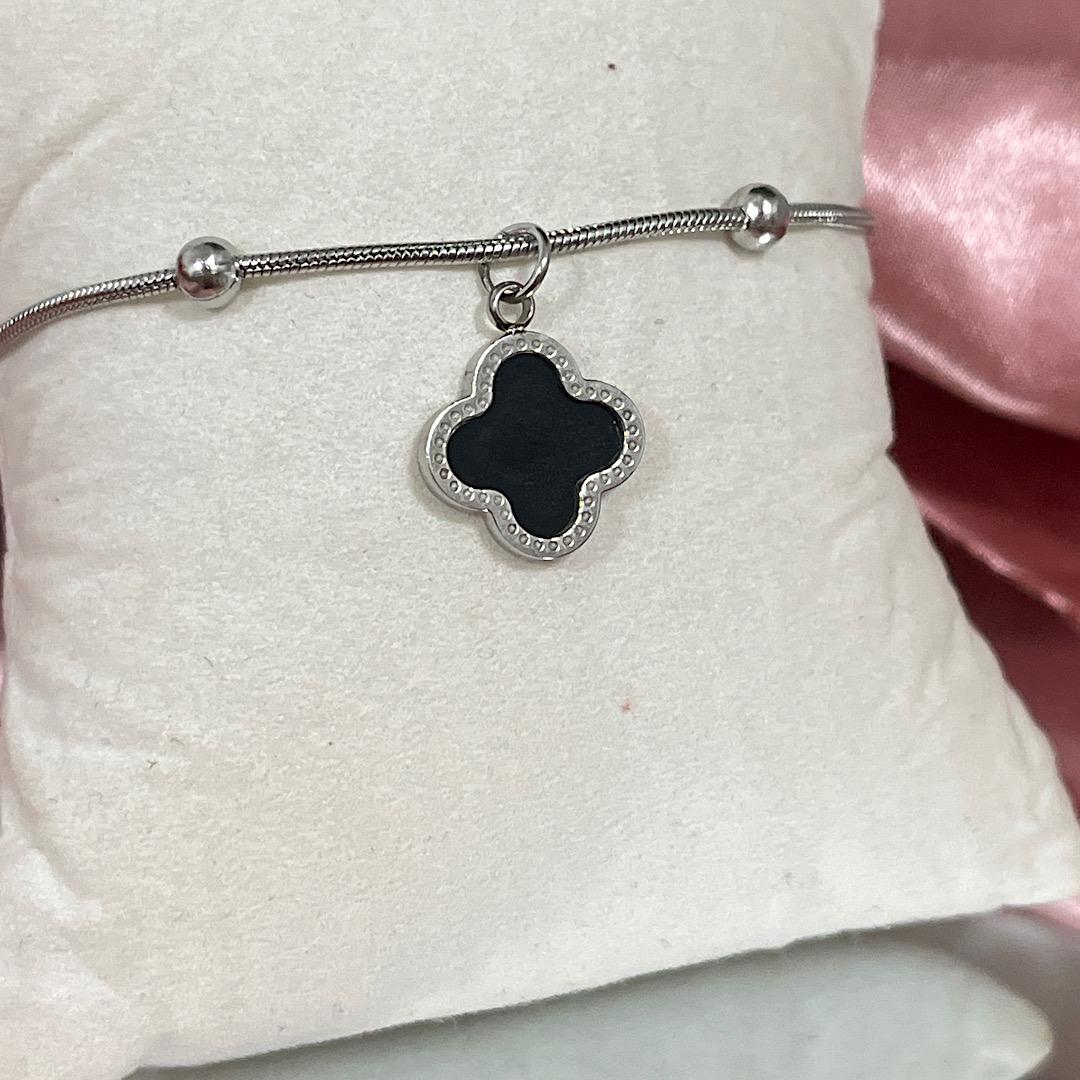 Pulseira esfera com pingente trevo preto