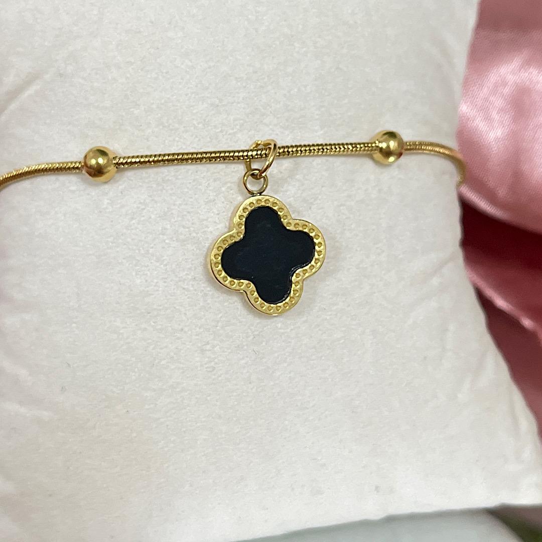Pulseira esfera com pingente trevo preto