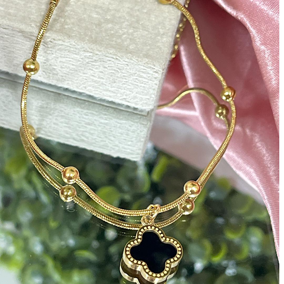 Pulseira esfera com pingente trevo preto