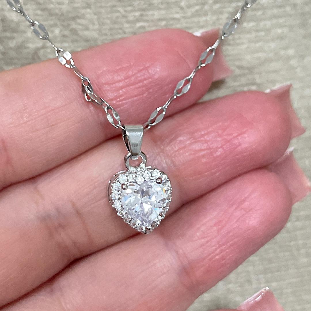 Colar com pingente com pedras de cristal