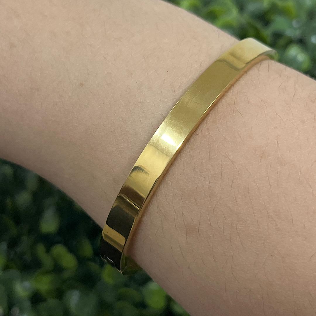 Bracelete de aço dourado liso