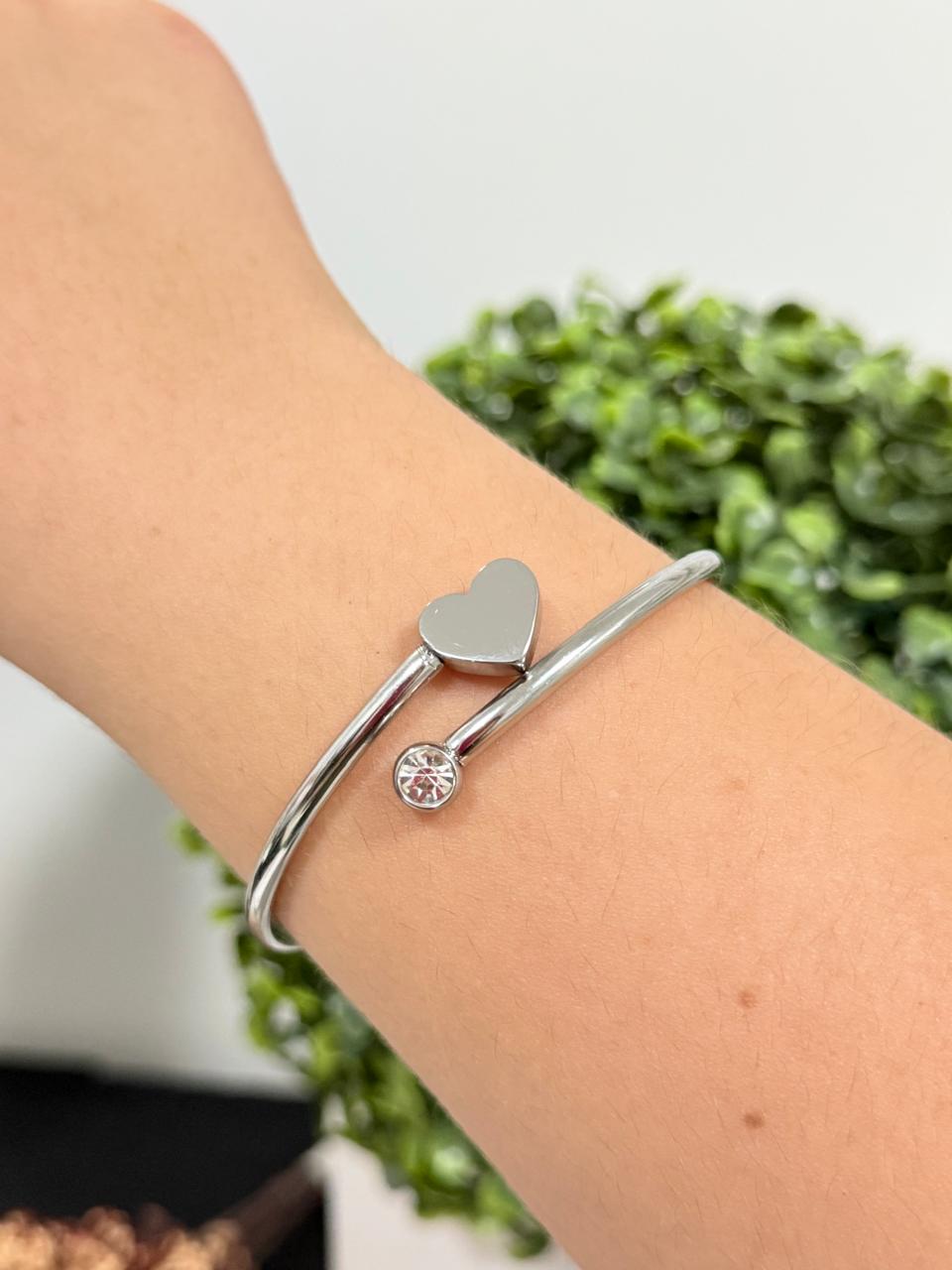 Bracelete de aço com pingente coração
