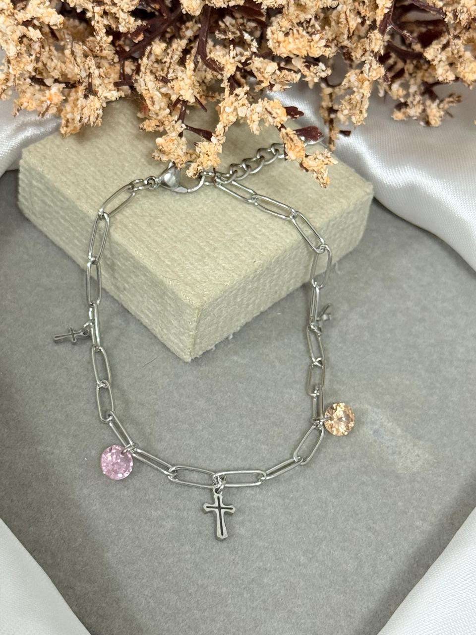 Pulseira de aço com pingente cruz e pedras coloridas