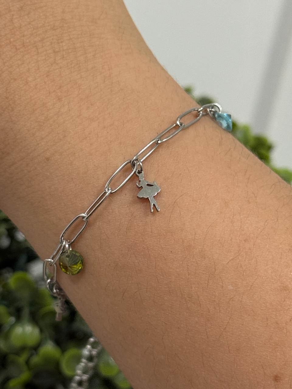 Pulseira de aço com pingente bailarina e pedras coloridas