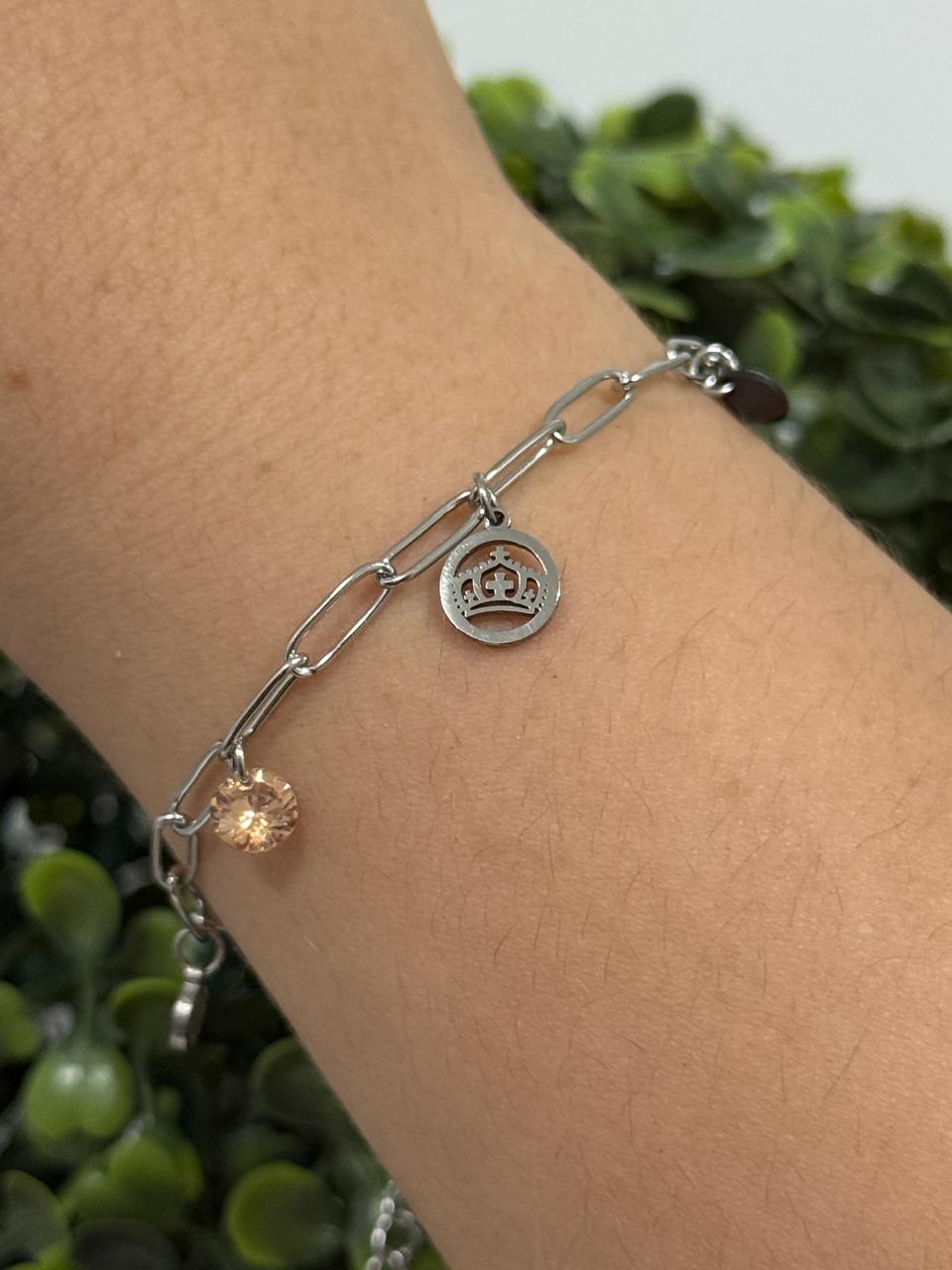 Pulseira de aço com pingente de coroa