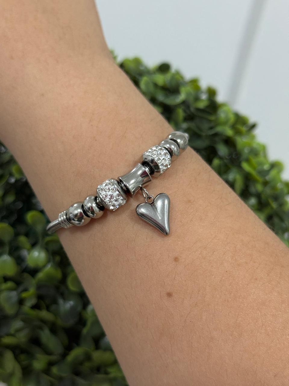 Pulseira de berloque com pingentes coração
