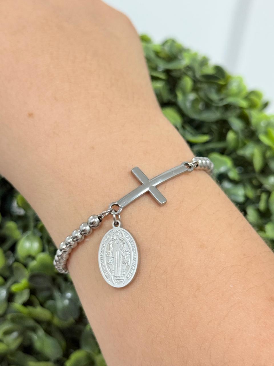 Pulseira de cruz com pingente de São Bento de aço