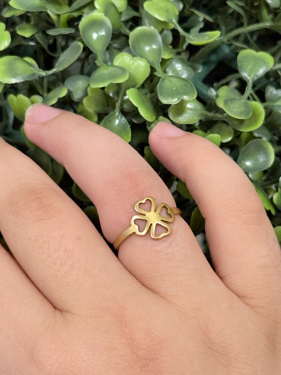 Anel trevo de aço dourado