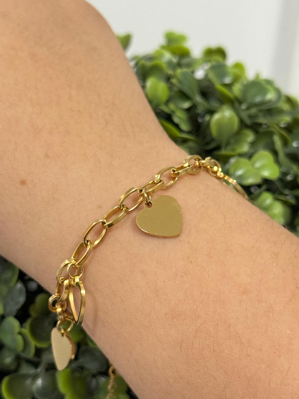 Pulseira de aço dourado com pingente