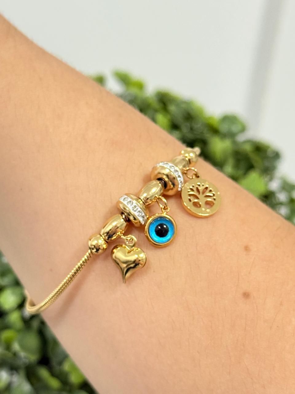 Pulseira de aço dourado com pingente