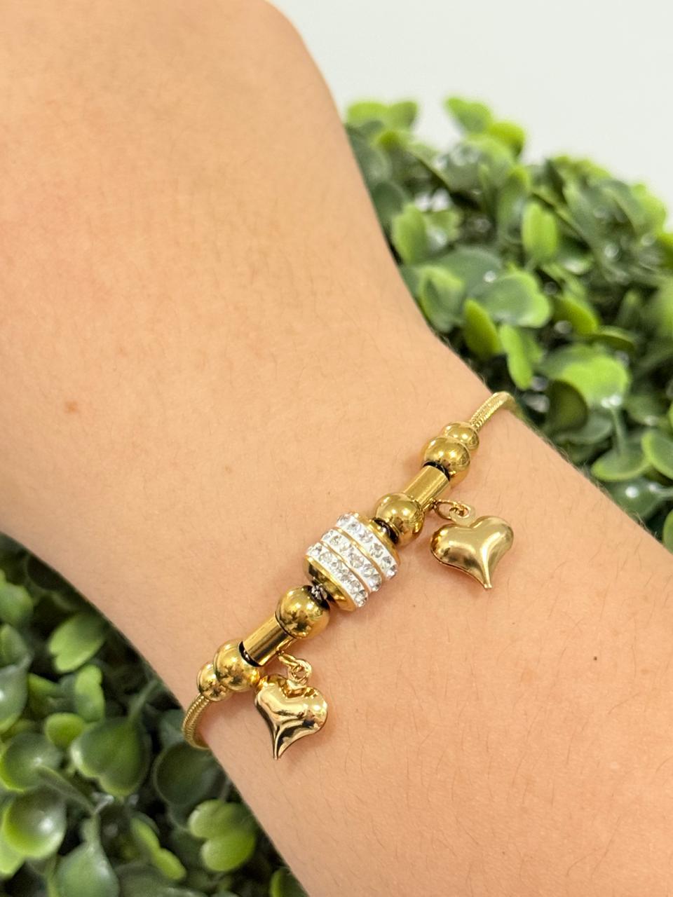 Pulseira de aço dourado com pingente