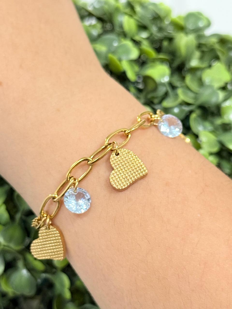 Pulseira de aço dourado com pingentes