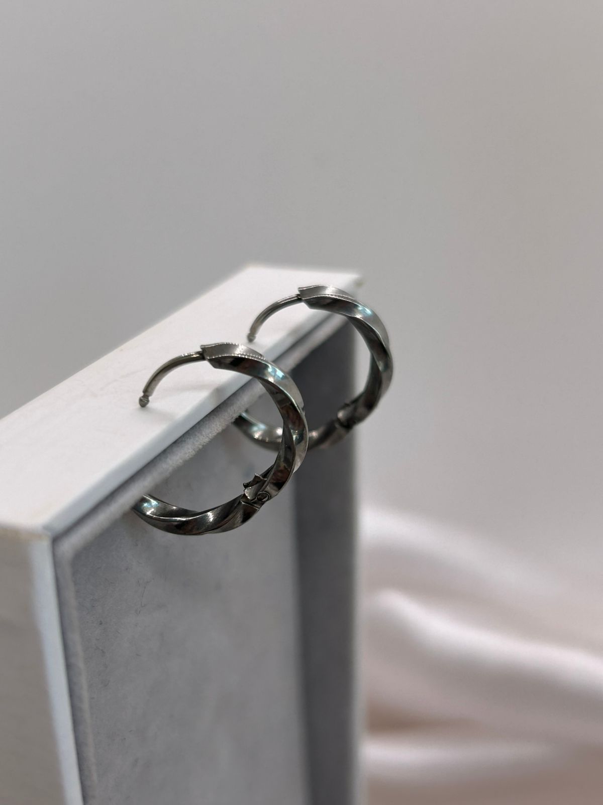 Brincos argolinha torcida