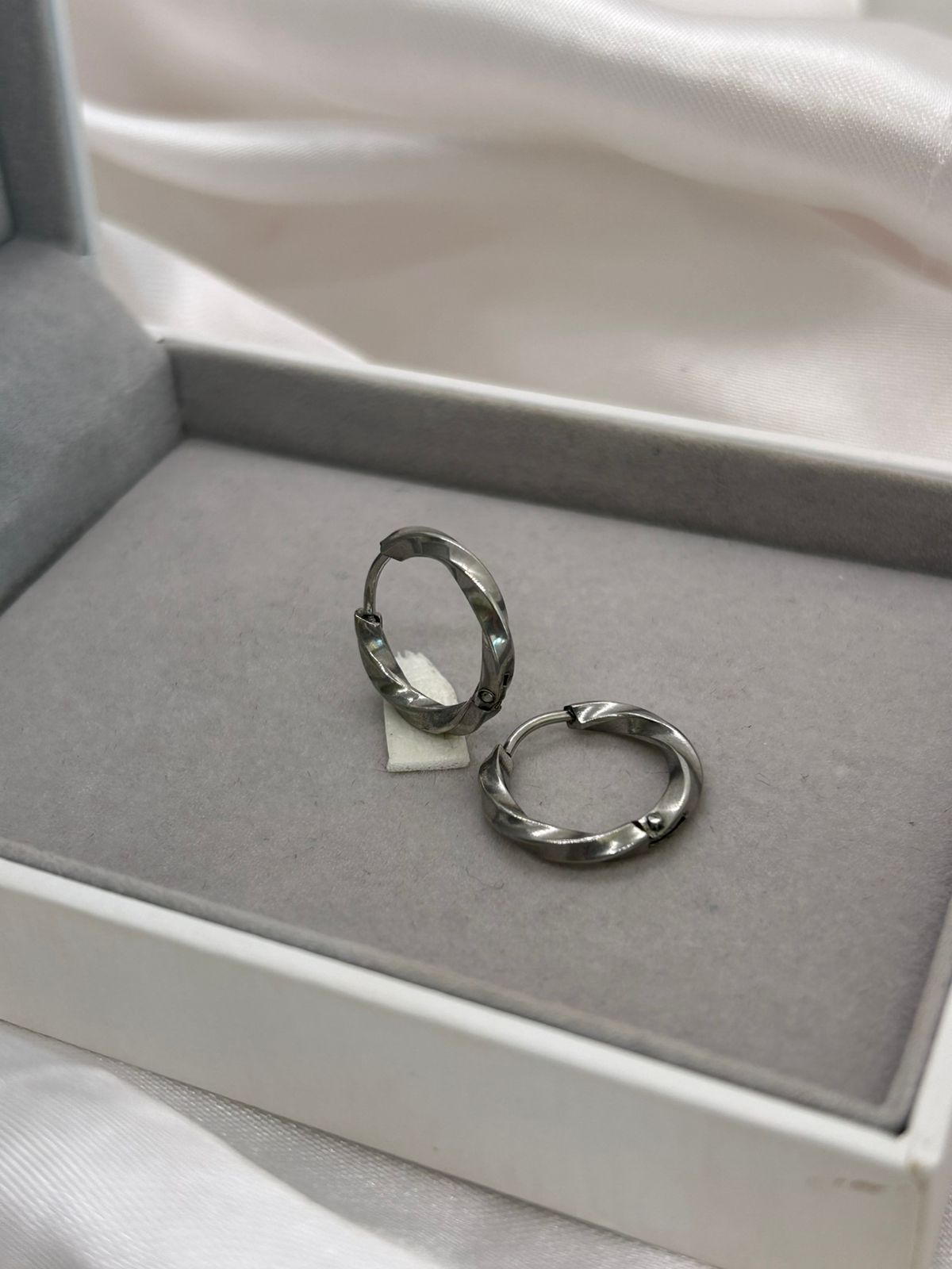 Brincos argolinha torcida