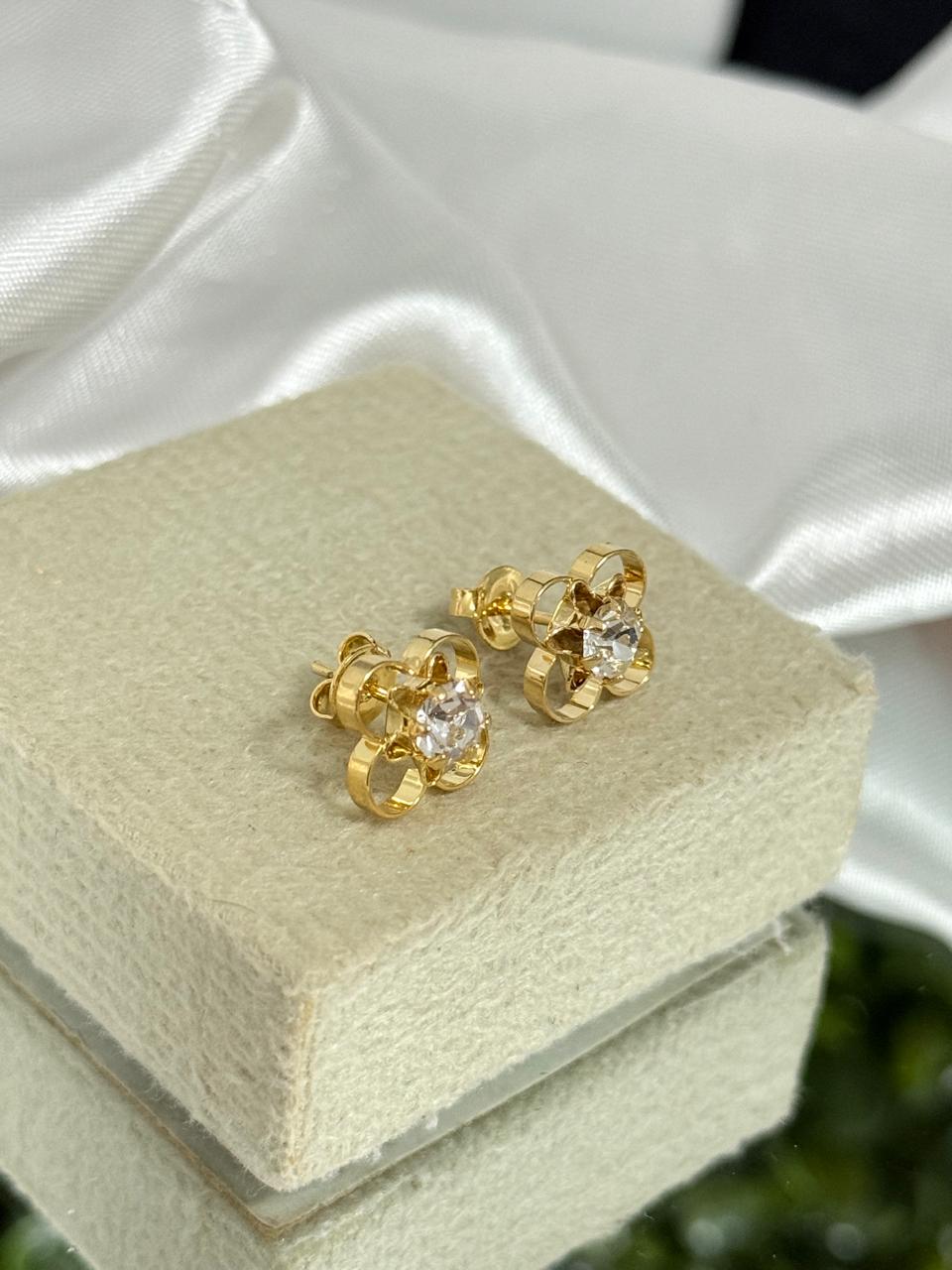 Brincos flor com pedras cristal