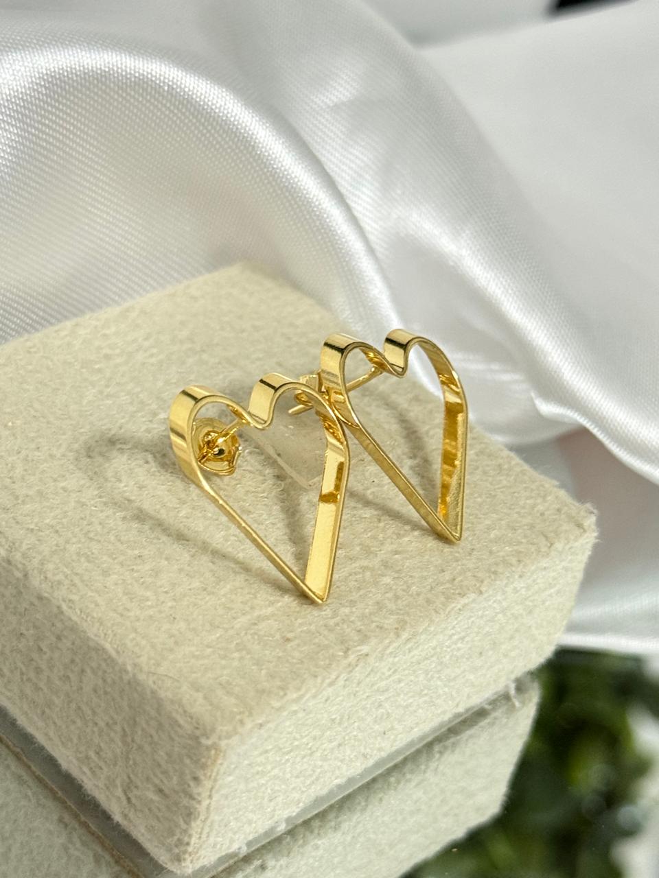 Brincos coração vazado