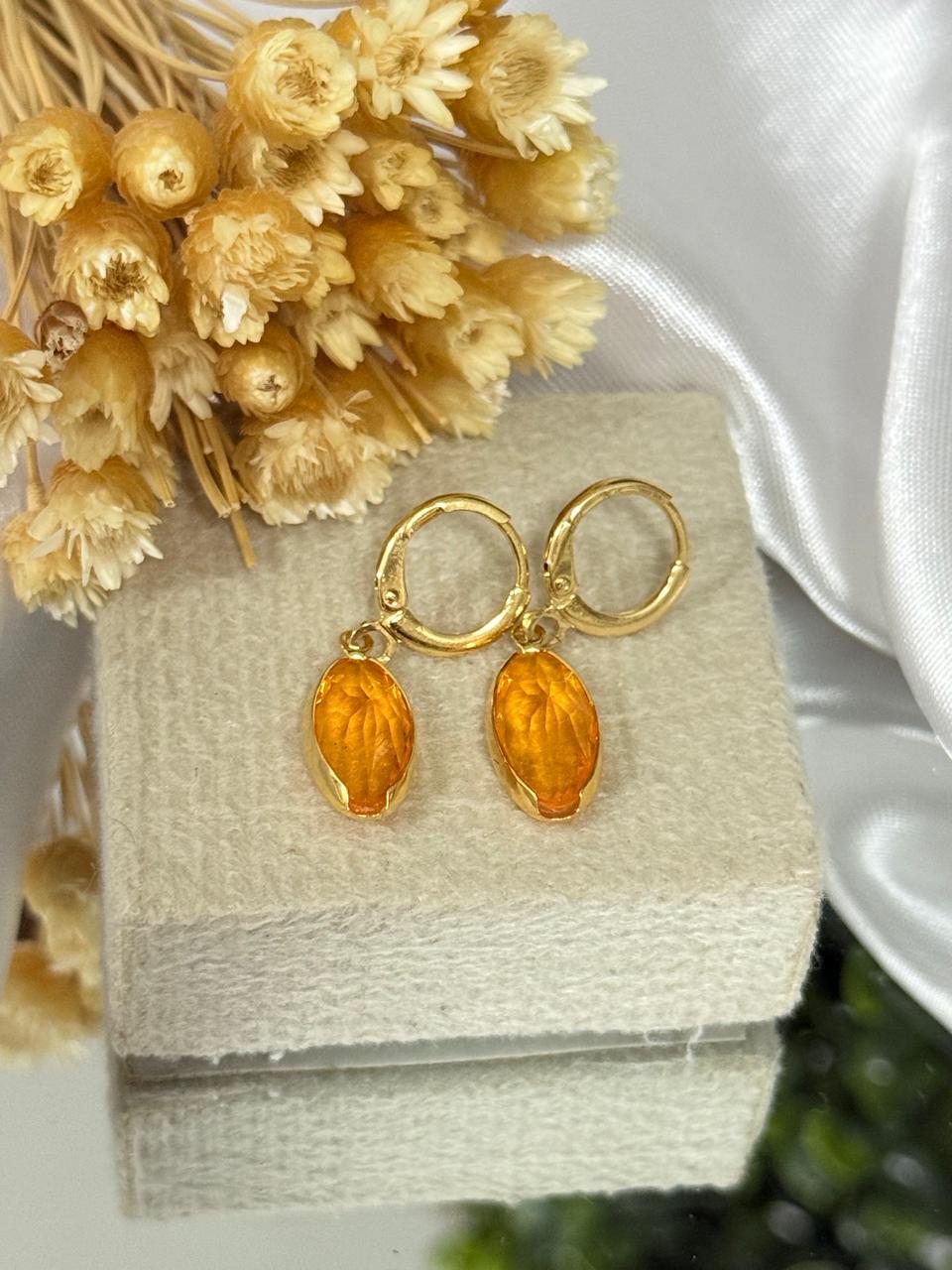 Brincos com pedras laranja