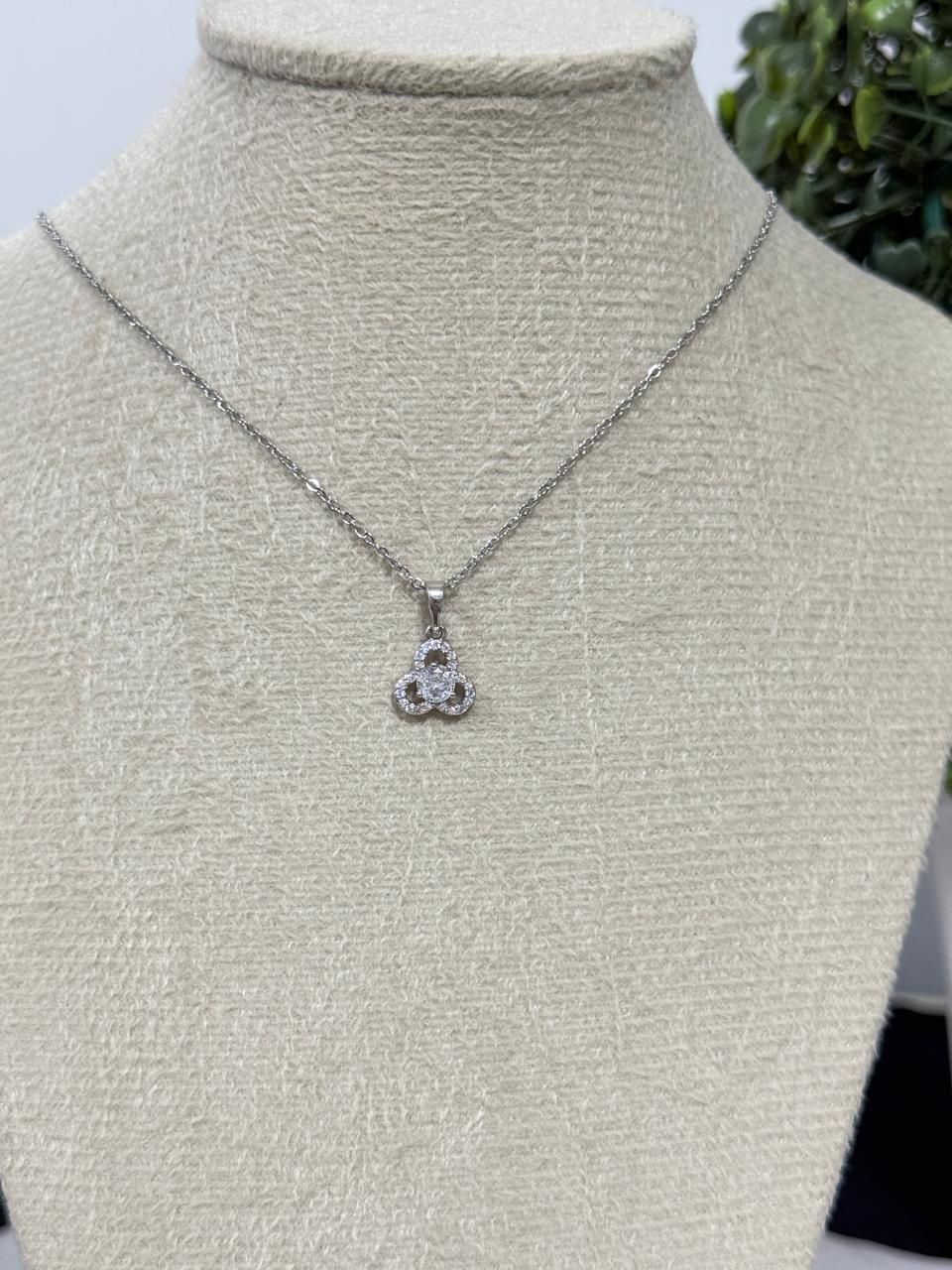 Colar de aço com pingente flor