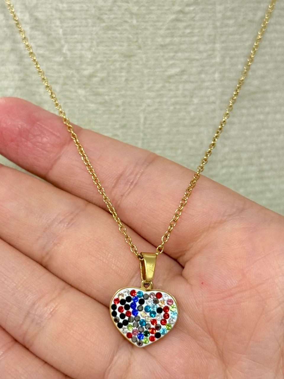 Colar de aço com pingente coração colorido