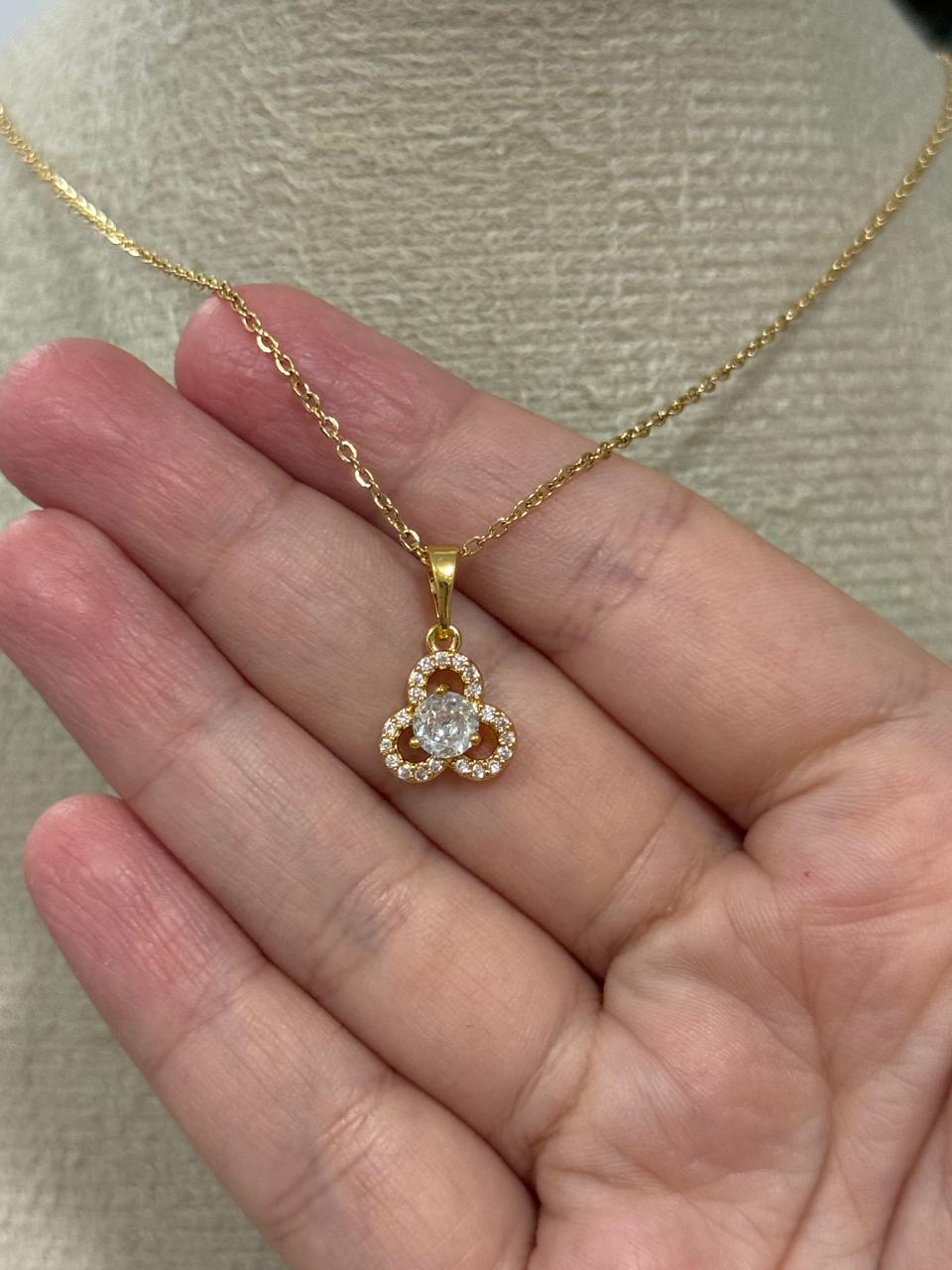 Colar de aço com pingente flor