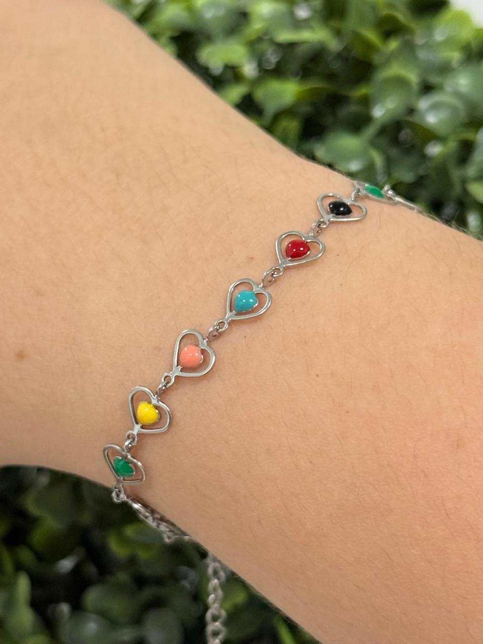 Pulseira coração com pedrinhas coloridas de aço