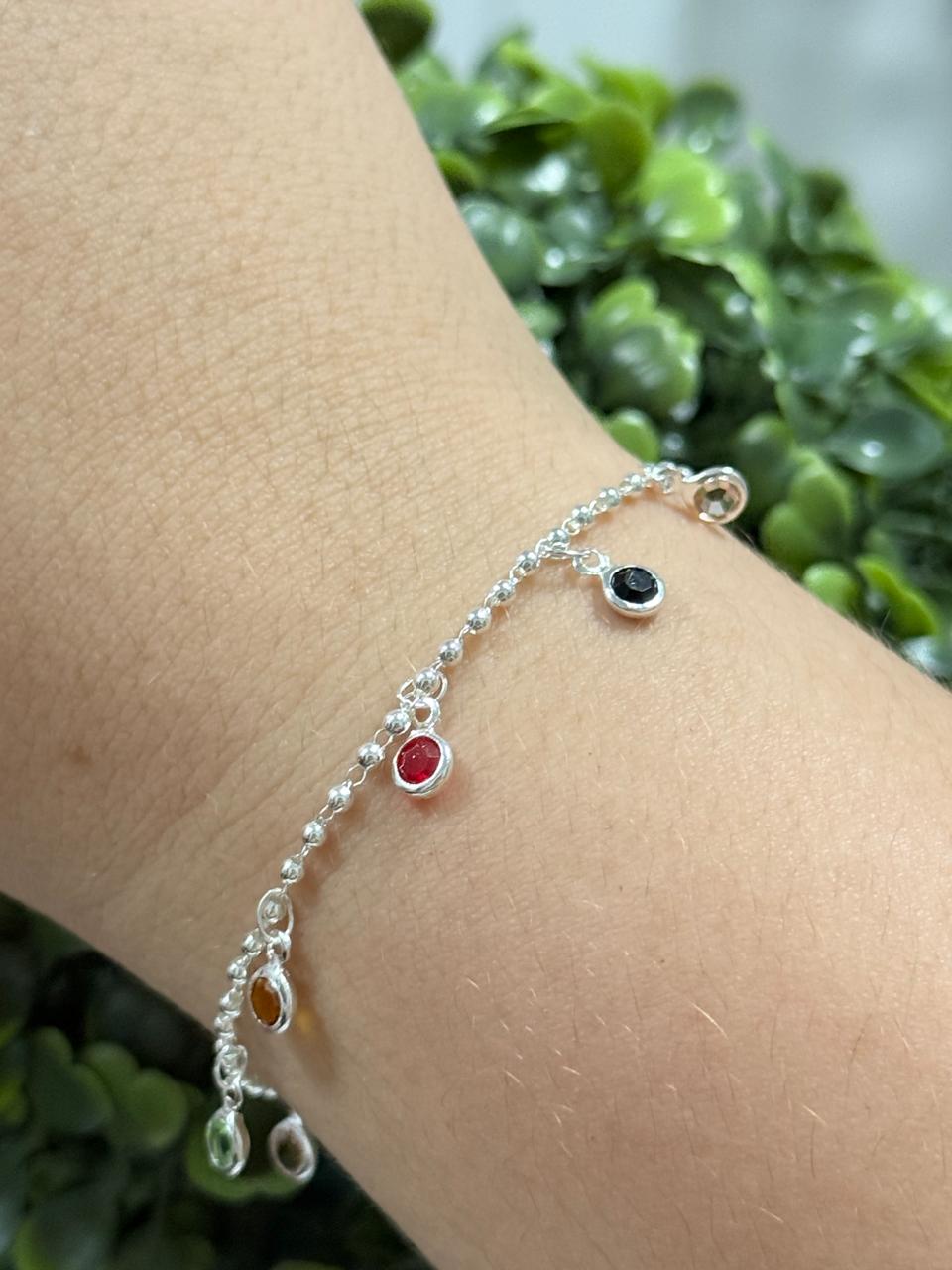 Pulseira com pedras coloridas