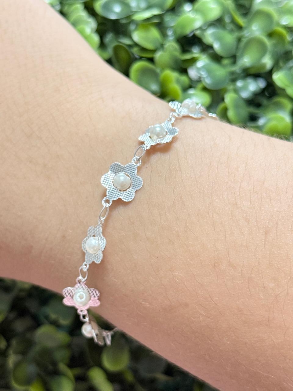 Pulseira com flores e perola