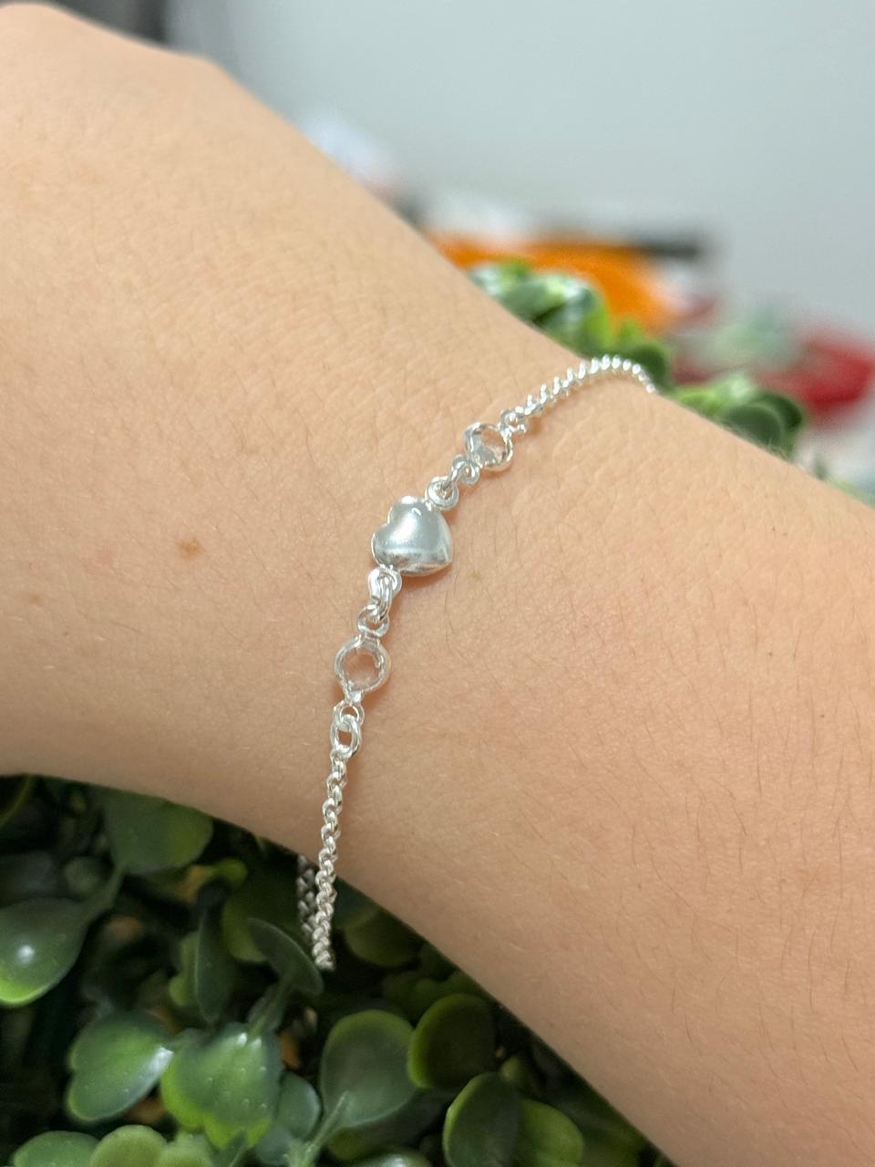 Pulseira infantil com coração cheio