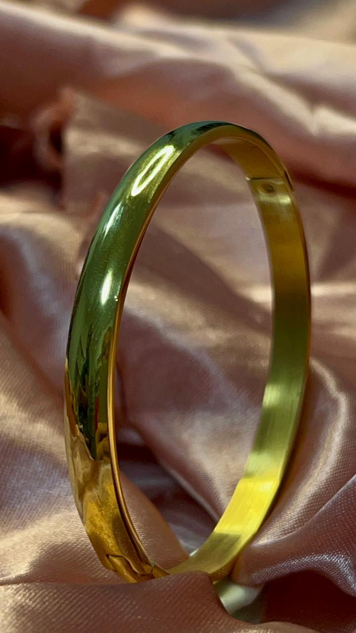 Bracelete de aço dourado liso