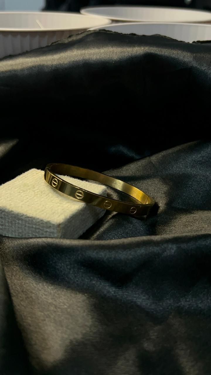 Bracelete de aço dourado