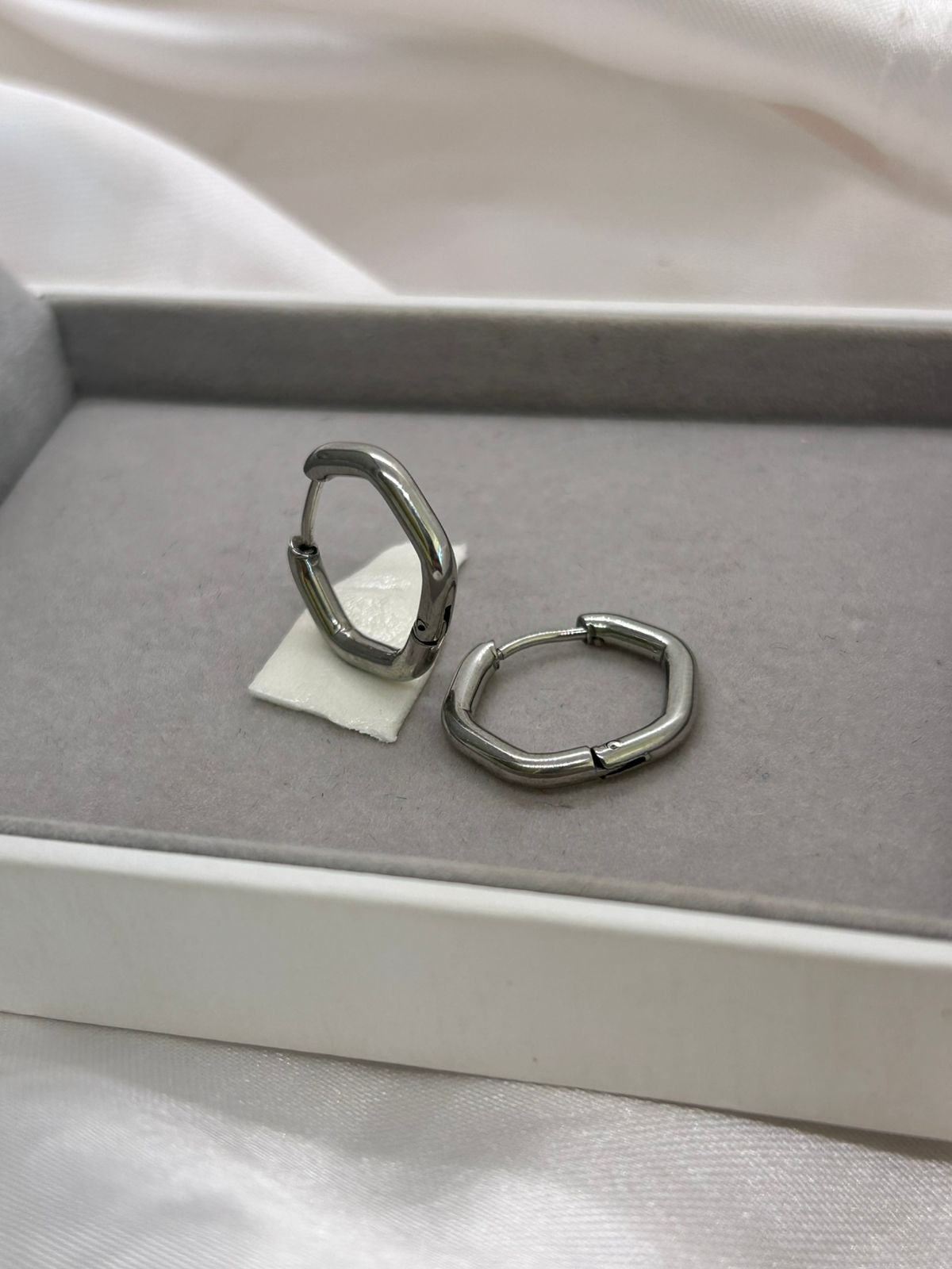 Brinco argola de aço com fecho clique